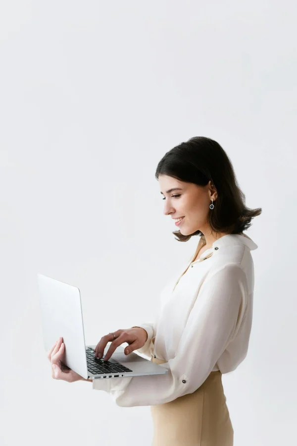 legalsid-company-lady-with-laptop Professional business advisory and strategic market entry services for investors in Indonesia – Legals ID.
