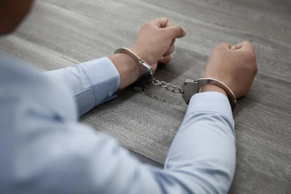 legals-id-criminal-law Professional criminal defense attorney discussing a court case with a client at Legals ID